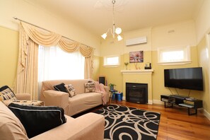 家庭独立别墅, 2 间卧室 | 客厅 | LED 电视、DVD 播放器