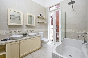 Familienhaus, 3 Schlafzimmer | Badezimmer | Komfortbadewanne, kostenlose Toilettenartikel, Haartrockner, Handtücher