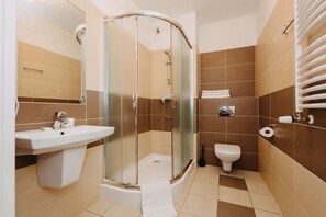 Apartment, Multiple Beds, Non Smoking, Courtyard View | Bathroom