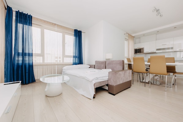 Apartment, Multiple Beds, Non Smoking, Courtyard View | Living room