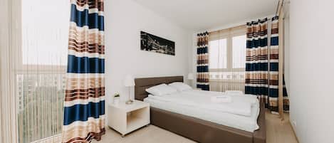 3 habitaciones, escritorio, tabla de planchar con plancha y wifi gratis