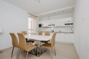 Apartment, Mehrere Betten, Nichtraucher, Blick auf den Innenhof | Eigene Küche