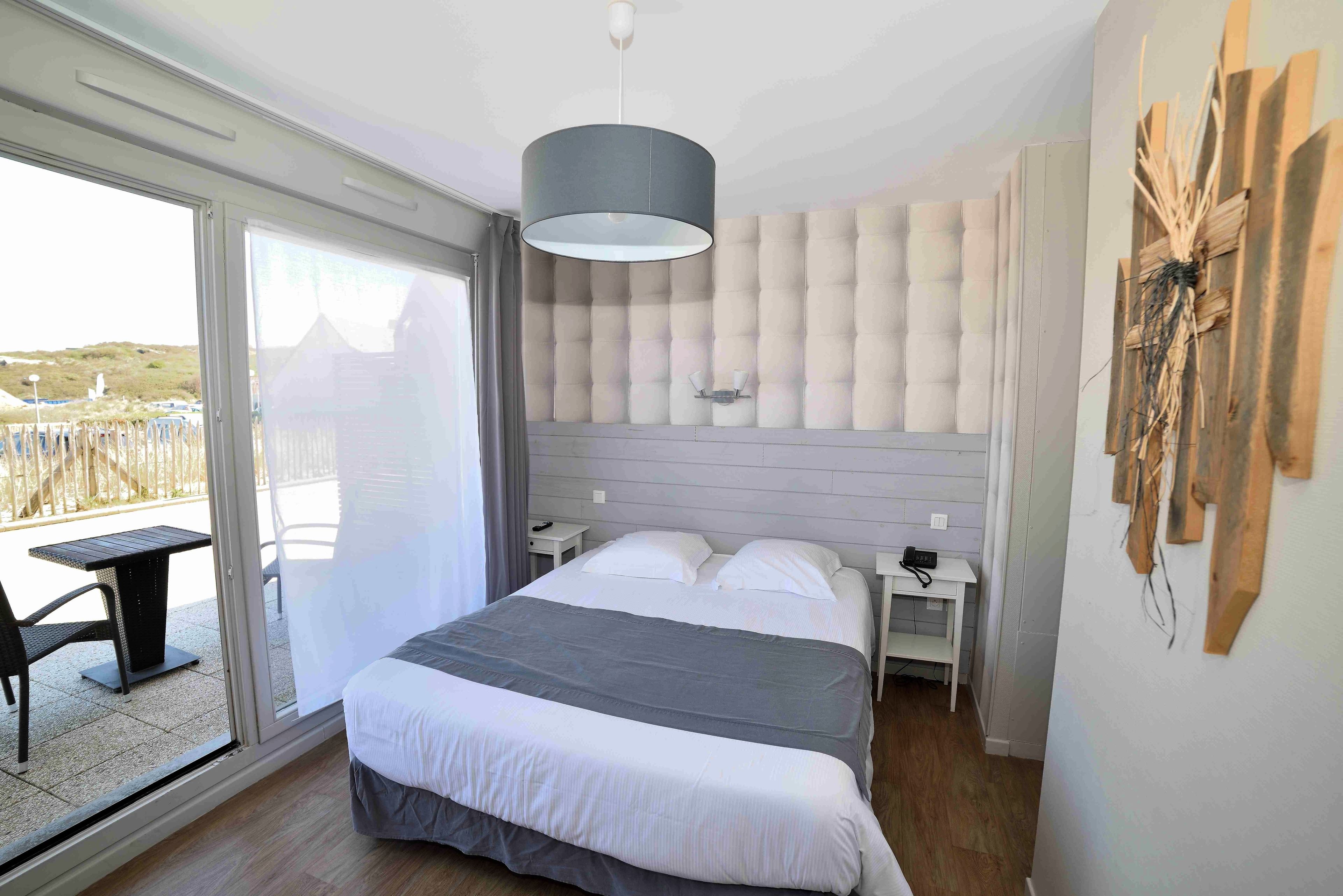 double room, 1 double bed, non smoking, sea view | in-room safe, individually decorated, individually furnished, desk