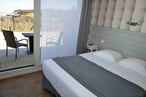 Habitación doble, 1 cama matrimonial, para no fumadores, vista al mar | Caja de seguridad en la habitación y decoración personalizada 