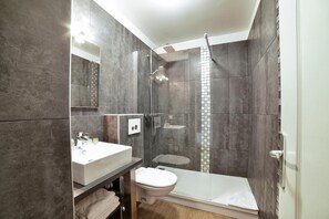 Een douche, een haardroger, handdoeken