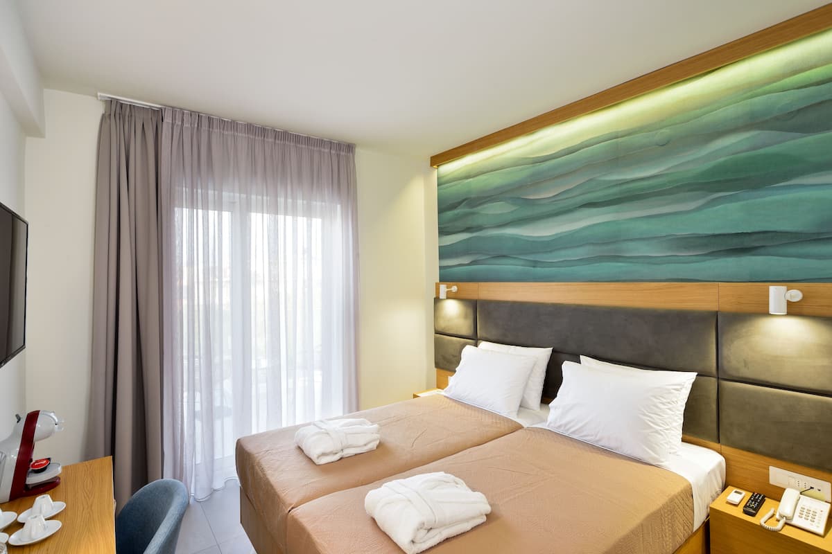 Deluxe room with Balcony | 1 bedroom, in-room safe, desk, laptop workspace