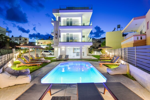 Outdoor pool, sun loungers - Elia Kalamaki Hotel (Chania)