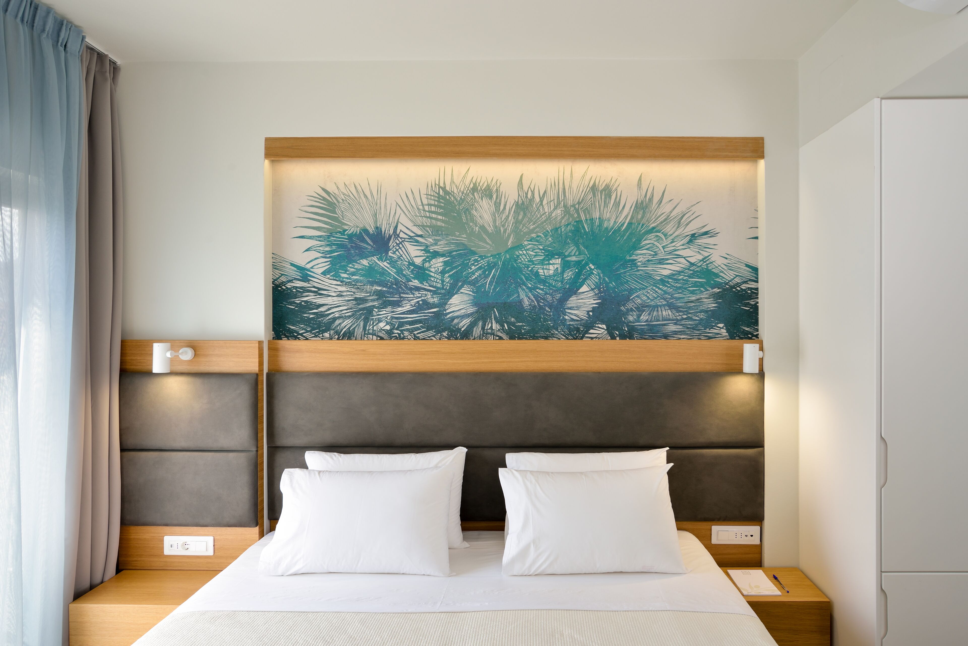 classic room with balcony | 1 bedroom, in-room safe, desk, laptop workspace