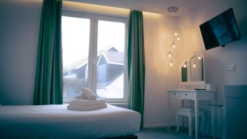 Escritorio, tabla de planchar con plancha, cunas y wifi gratis