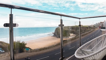 1 habitaciĂłn, escritorio, tabla de planchar con plancha y cunas