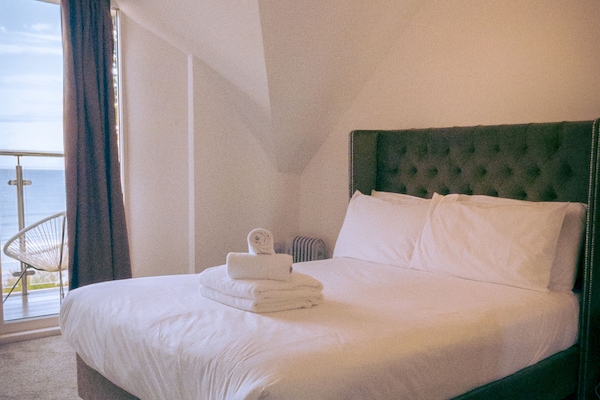 Deluxe tweepersoonskamer, balkon, uitzicht op zee | Een bureau, een strijkplank/strijkijzer, babybedden (toeslag)