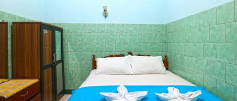 Escritorio, wifi gratis y ropa de cama