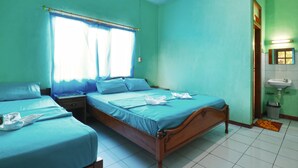 Quarto com duas camas, janela com cortinas, mesa de cabeceira, lavatório e chão em azulejos.