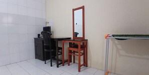 Phòng Tiêu chuẩn | Bàn, bộ trải giường 
