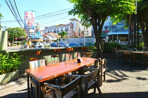 Outdoor dining - Prima Inn (Kuta)