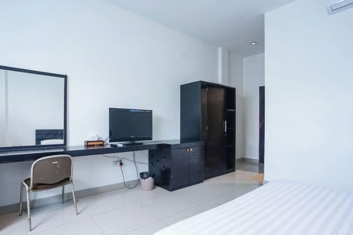 Desk, laptop workspace, free WiFi