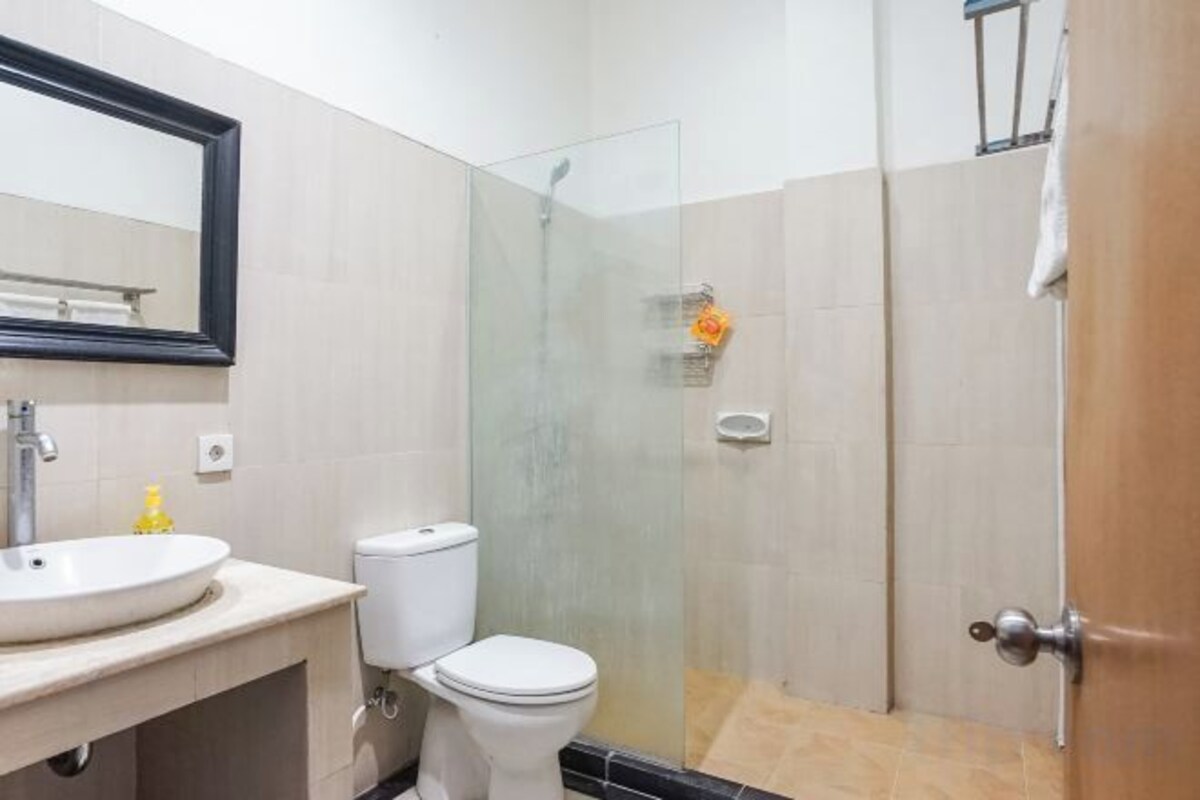 Bathroom | Shower, free toiletries, towels