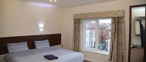 Deluxe Twin Room, Ensuite | Individually decorated, individually furnished, soundproofing