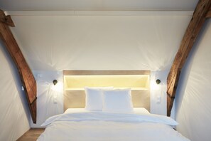 Kamar Keluarga | Seprai premium, meja kerja, dan ruang kerja ramah laptop