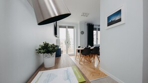 Apartemen Comfort, 1 Tempat Tidur Queen dengan tempat tidur Sofa, Bebas Asap Rokok | 1 kamar tidur, seprai antialergi, meja kerja, dan tirai kedap cahaya