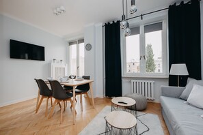 Comfort-Apartment, 1 Queen-Bett und Schlafsofa, Nichtraucher, Blick auf den Innenhof | Fernseher
