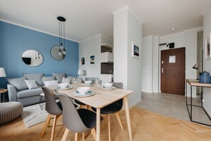 Comfort Apartment, 1 Queen Bed with Sofa bed, Non Smoking, Courtyard View | Living room | Smart TV