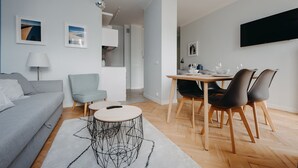 Apartemen Comfort, 1 Tempat Tidur Queen dengan tempat tidur Sofa, Bebas Asap Rokok | Ruang keluarga | Smart TV