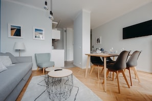 Comfort Apartment, 1 Queen Bed with Sofa bed, Non Smoking, Courtyard View | Living room
