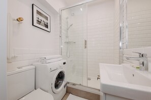 Comfort Apartment, 1 Queen Bed with Sofa bed, Non Smoking, Courtyard View | Bathroom | Shower, free toiletries, hair dryer, towels - ShortStayPoland Aleje Jerozolimskie - B67 (Warsaw)