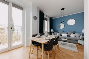 Comfort Apartment, 1 Queen Bed with Sofa bed, Non Smoking, Courtyard View | Living room