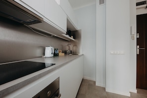 Comfort Apartment, 1 Queen Bed with Sofa bed, Non Smoking, Courtyard View | Private kitchenette