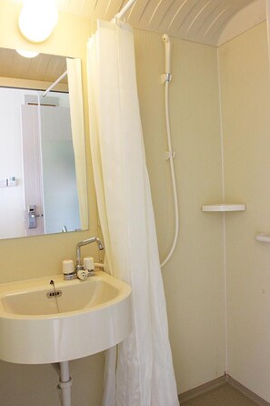 Shower, rainfall showerhead, free toiletries, hair dryer - Haishang Xiaowo Oriental Pearl Branch (Shanghai)