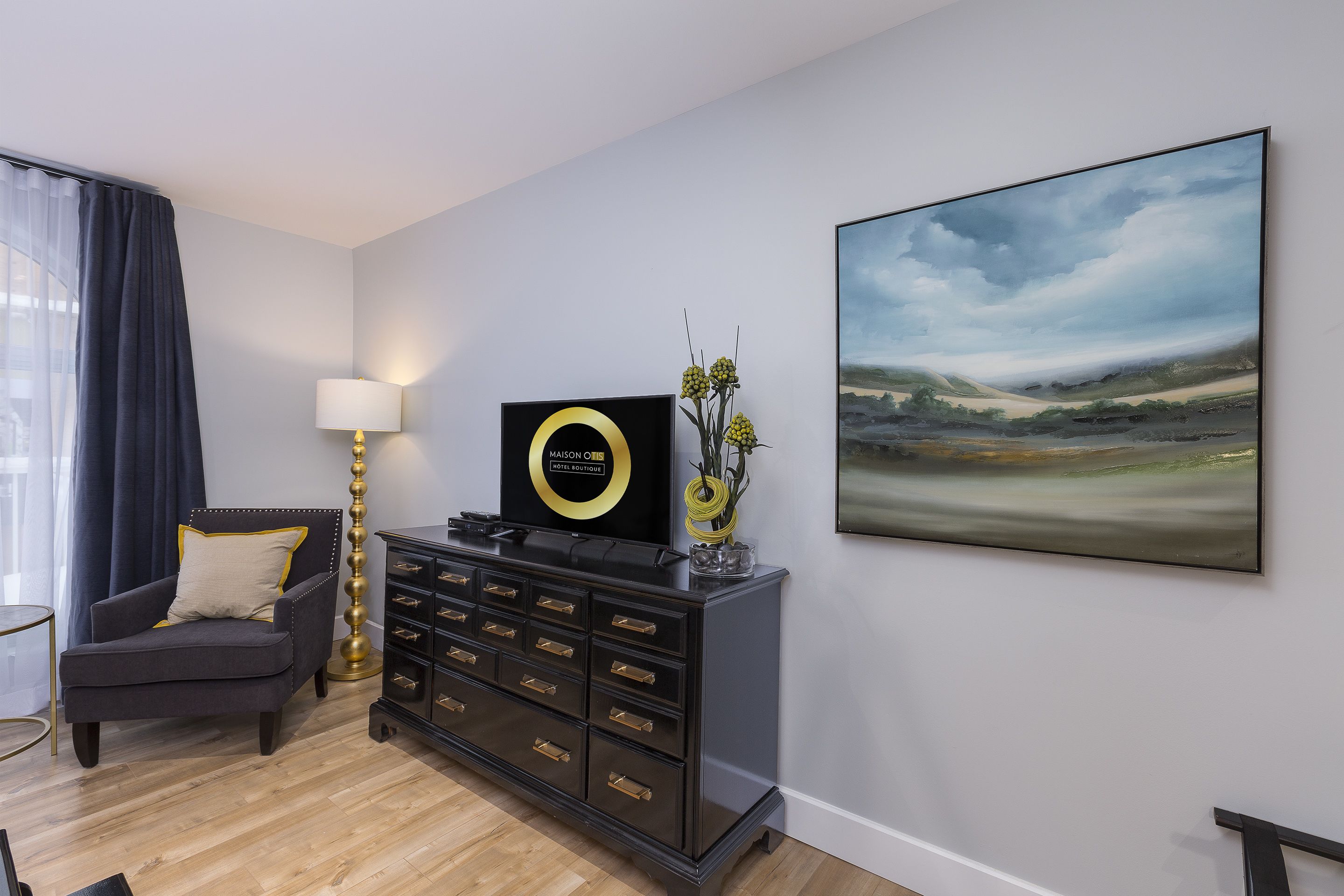 comfort room, 1 queen bed, non smoking | premium bedding, down duvets, individually furnished, desk