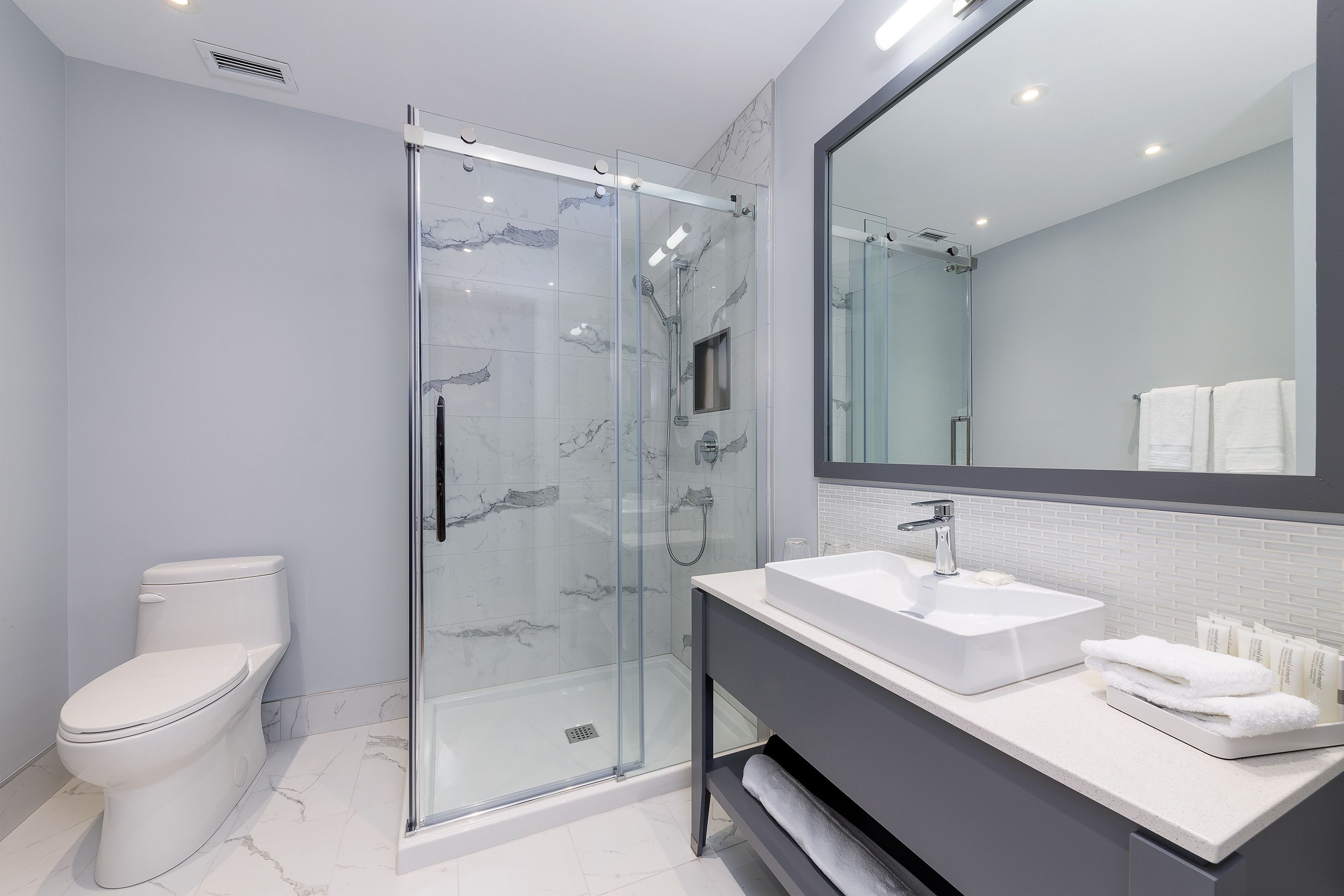 comfort room, 1 queen bed, non smoking | bathroom | shower, rainfall showerhead, free toiletries, hair dryer