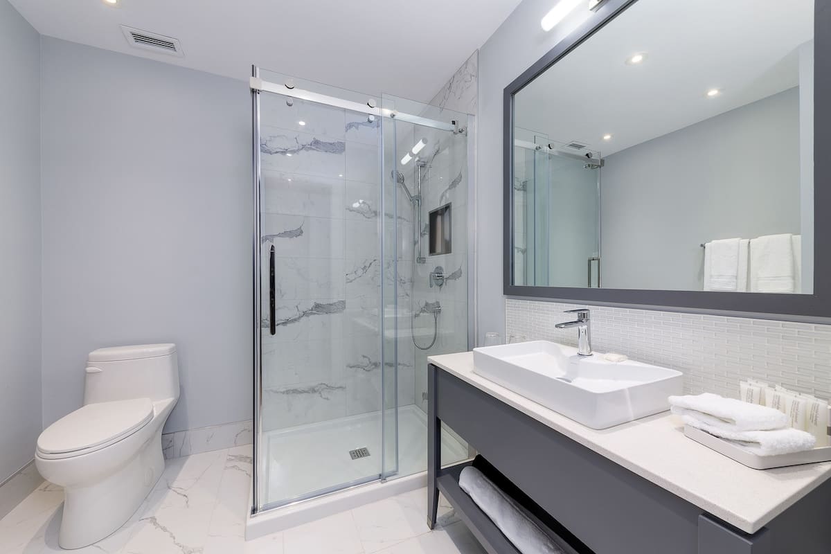 comfort room, 1 queen bed, non smoking | bathroom | shower, rainfall showerhead, free toiletries, hair dryer