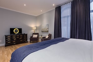 Comfort Room, 1 Queen Bed, Non Smoking | Premium bedding, down duvets, individually furnished, desk