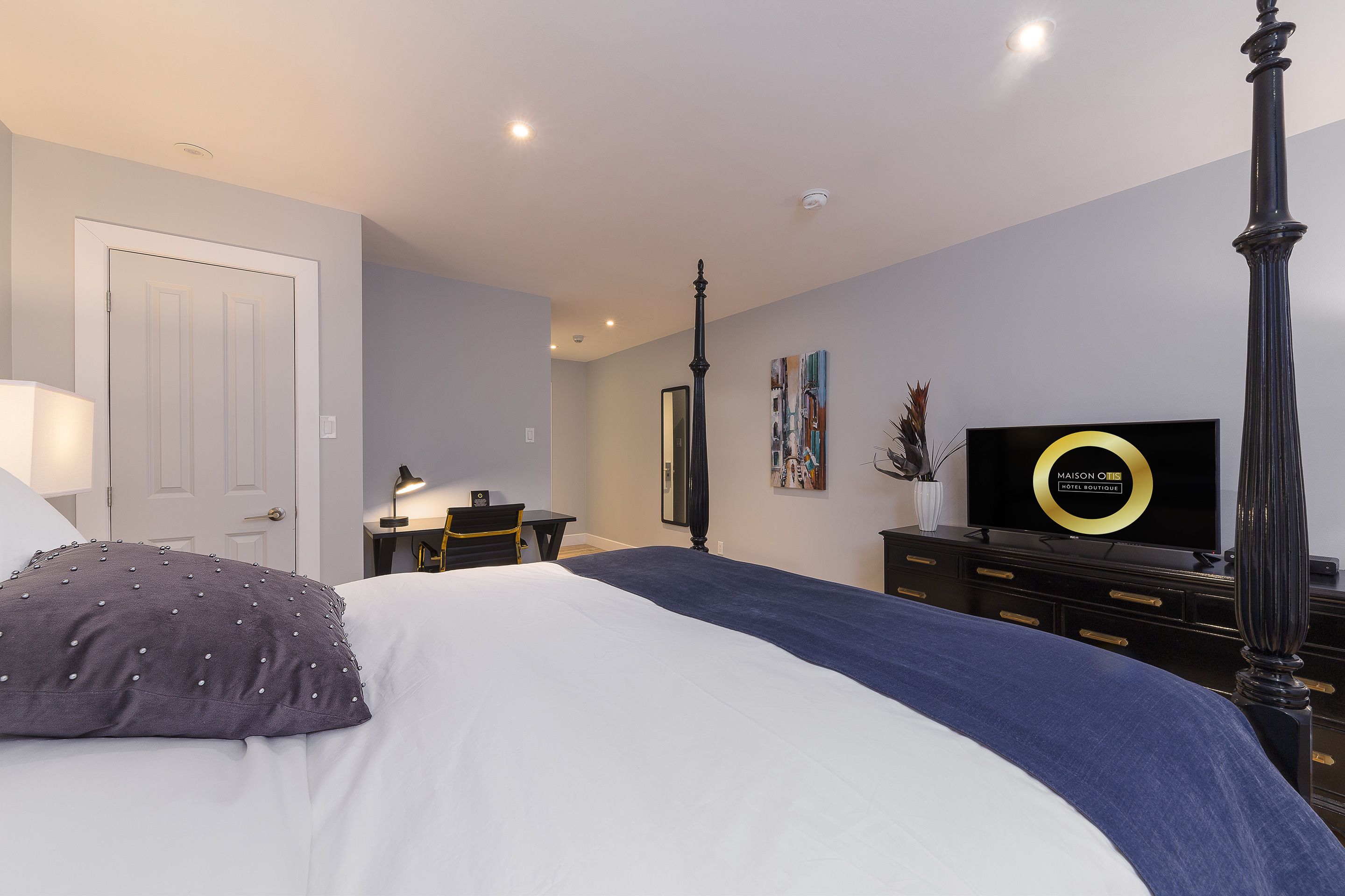 comfort room, 1 queen bed, non smoking | premium bedding, down duvets, individually furnished, desk