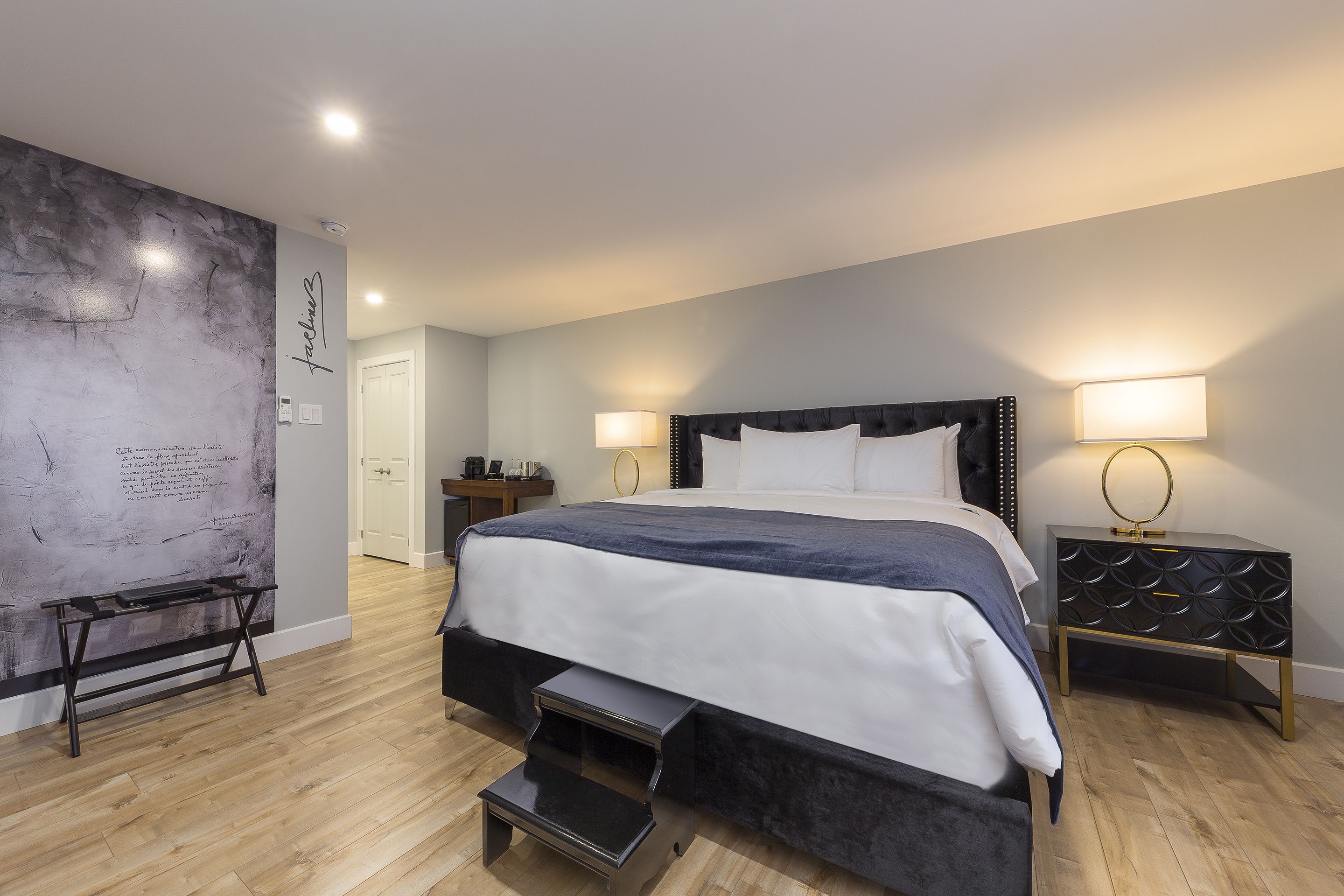 signature suite, 1 king bed, non smoking | premium bedding, down duvets, individually furnished, desk