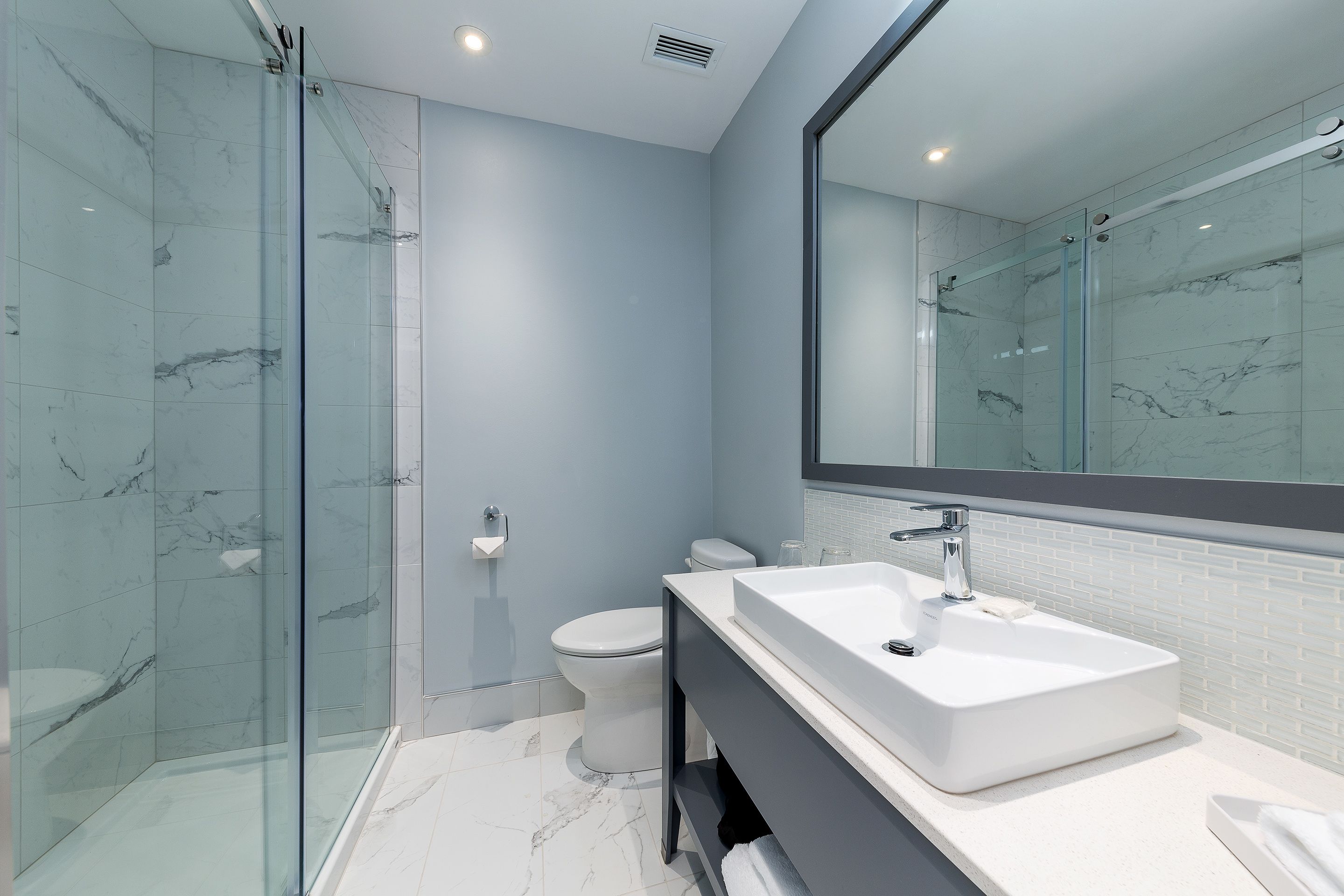 comfort room, 1 queen bed, non smoking | bathroom | shower, rainfall showerhead, free toiletries, hair dryer