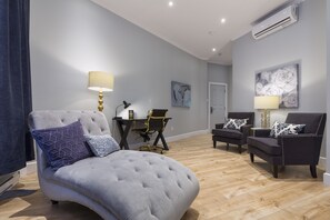 Signature Suite, 1 King Bed with Sofa bed, Non Smoking | Premium bedding, down comforters, individually furnished, desk - Maison Otis (Baie-St-Paul)