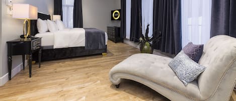Suite Prestigio, 1 cama King size y sofá cama, para no fumadores | Ropa de cama de alta calidad, edredón, muebles diferentes y escritorio