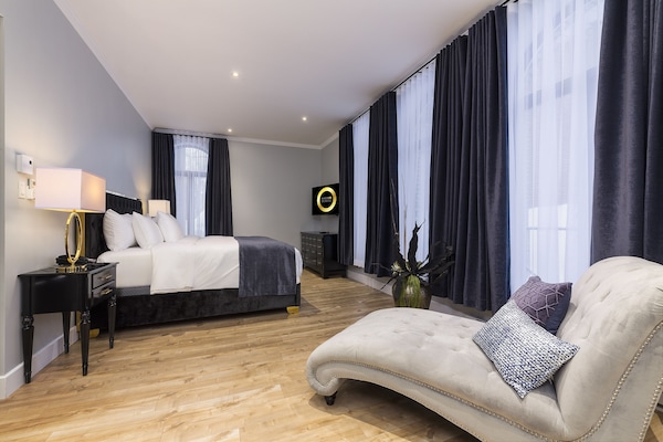 Suite Prestigio, 1 cama King size y sofá cama, para no fumadores | Ropa de cama de alta calidad, edredón, muebles diferentes y escritorio