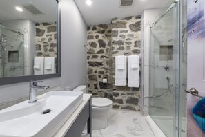 Suite de diseño, 1 cama de matrimonio, no fumadores | Baño | Ducha y cabezal de ducha tipo lluvia