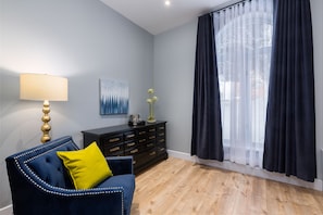 Comfort Room, 1 Queen Bed, Accessible | Premium bedding, down comforters, individually furnished, desk - Maison Otis (Baie-St-Paul)