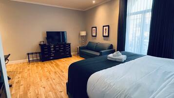 Classic Suite, 1 King Bed, Non Smoking | Premium bedding, down duvets, individually furnished, desk