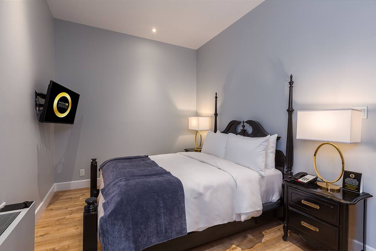 Comfort Room, 1 Queen Bed, Accessible | Premium bedding, down duvets, desk, free WiFi