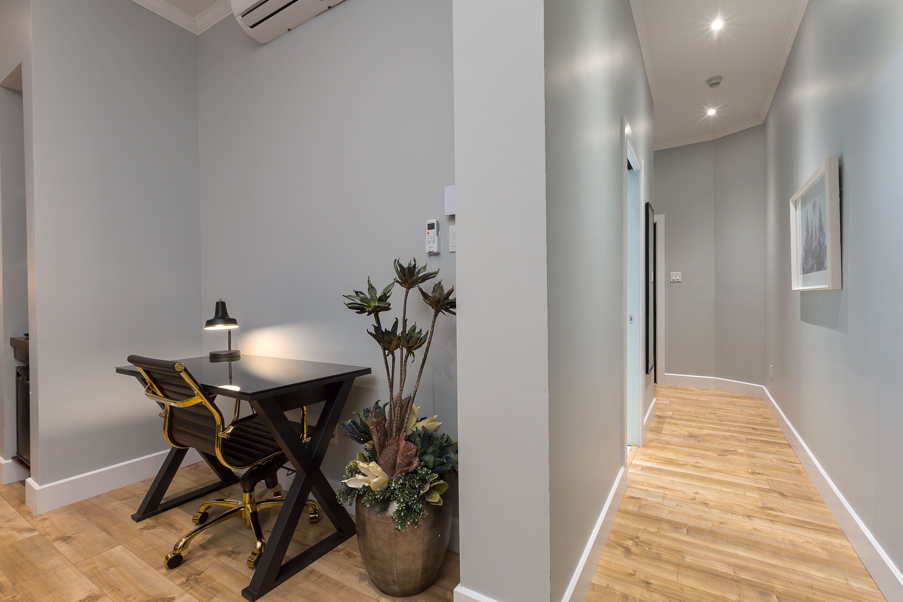 comfort room, 1 queen bed, non smoking | premium bedding, down duvets, individually furnished, desk