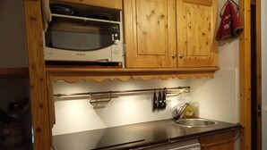 Kaffe- och tebryggare, mikrovågsugn, spishäll och diskmaskin