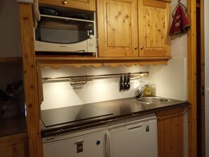 Microwave, stovetop, dishwasher, coffee/tea maker - Cozy 1-bedroom apartment with balcony and ski locker in Méribel (Méribel)
