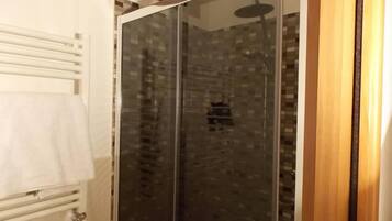 Basic-Apartment, 1 Schlafzimmer | Dusche im Bad